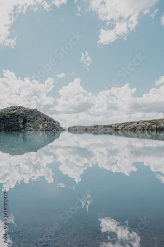 Bergsee Reflektion vom Himmel