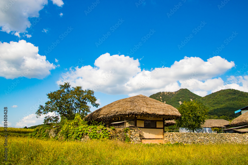 한국 민속 마을의 가을 Stock Photo | Adobe Stock