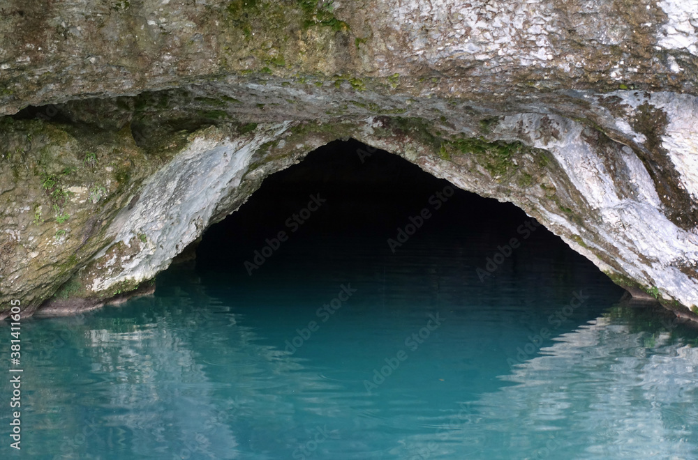 Felsgrotte im Nationalpark Plitvicer Seen, Kroatien