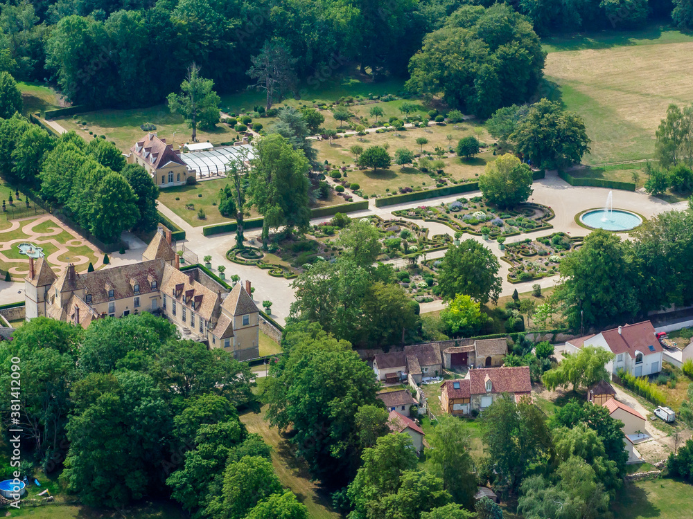 vue aérienne du château de Corbeville dans les Yvelines en France