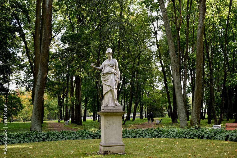 Obraz premium statue of a person in the park