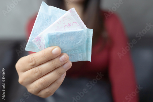 A woman carries a sanitary napkin at the time of the menstrual cycle.