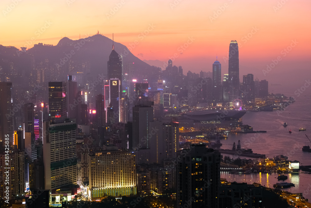 Fototapeta premium 香港 寶馬山・紅香爐峰からの夕景
