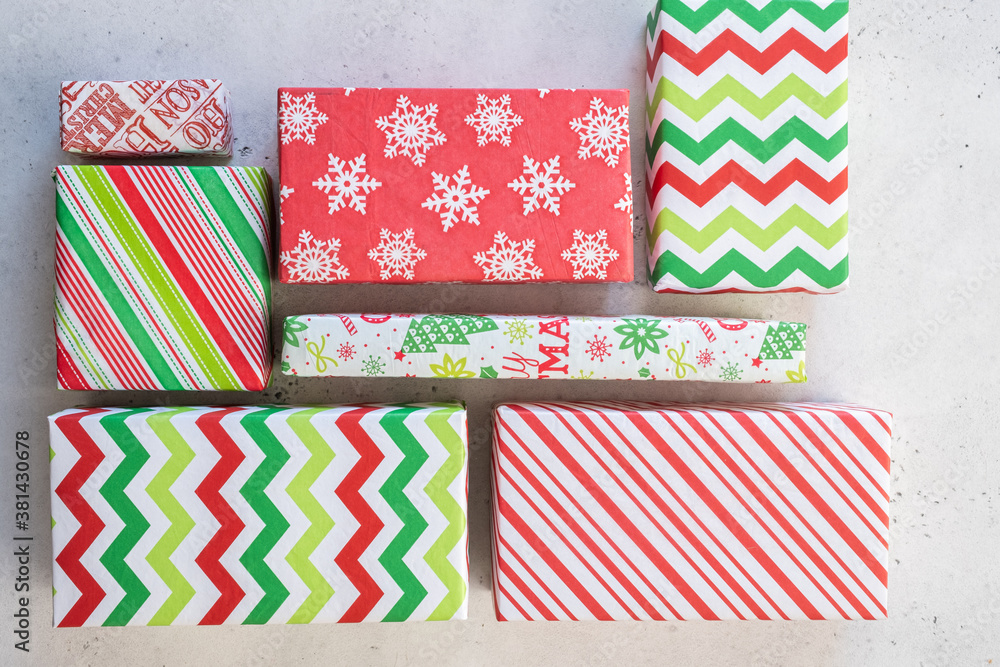 Obraz premium Colorful red and green Christmas gift boxes