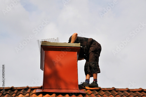 Canvastavla Unrecognizable modern chimney sweep checking out the chimney from the inside to see if it needs repair