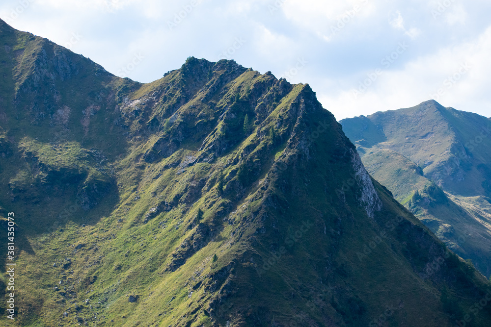 Naklejka premium steiler Bergrücken