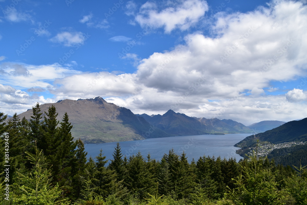 Fototapeta premium The view of mountains in Queenstown, New Zealand
