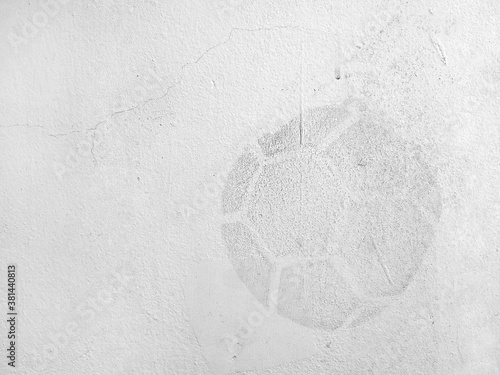 Foto traces of soccer ball imprint on old white concrete wall, dirt stain on cement s