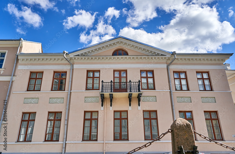 Naklejka premium Old building in the center on a summer day