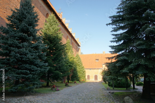 Polska - Mazury - Dobre Miasto. Kolegiata - ogród. photo