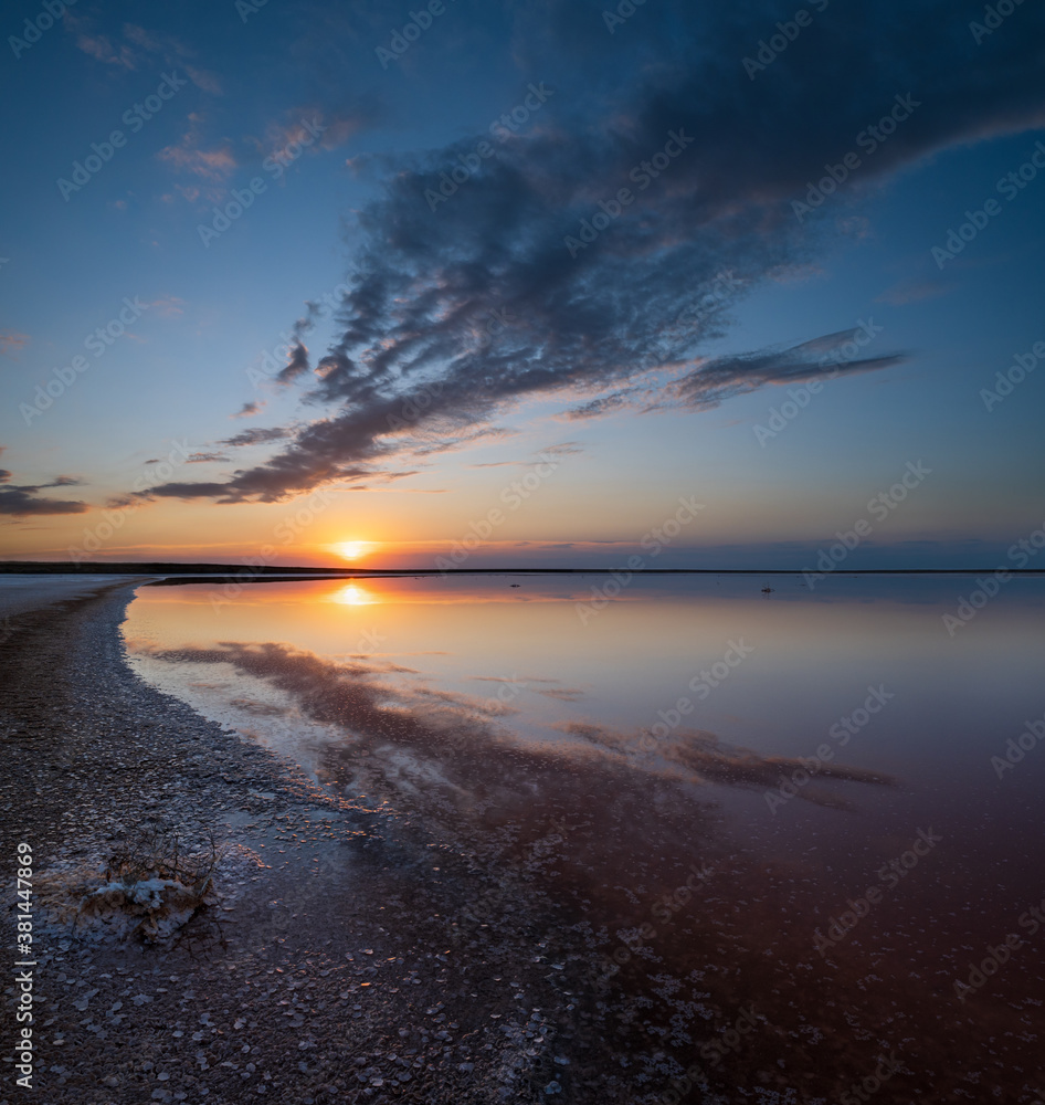 Obraz premium Sunset Genichesk pink salty lake, Ukraine