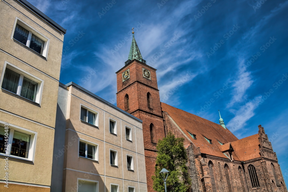 bernau bei berlin, deutschland - plattenbau und kirche sankt marien
