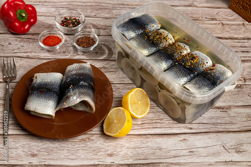 Fotografie herring fillet on a plate with onions and vegetables