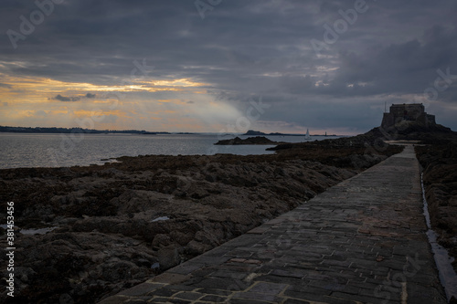 Le Fort National de la presqu'île du Grand Bé au coucher de solei photo