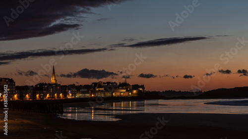 Saint-Malo au couché du soleil vue depuis la plage