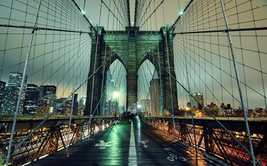 Papier peint photo Des ponts Pont illuminé sous ciel étoilé  © Мансур Межидов