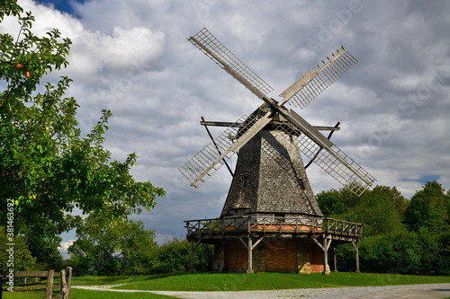 Eine Windmühle mit Wolkenhimmel