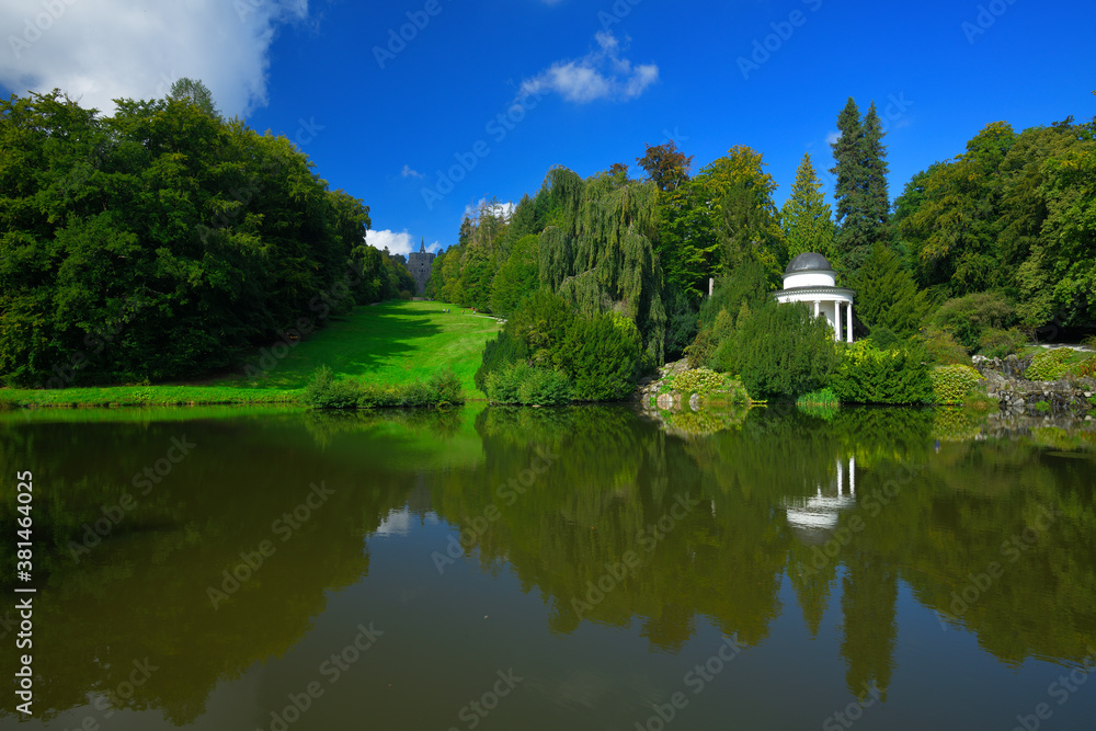 Fototapeta premium Der Herkules und der Apollotempel im Bergpark Wilhelmshöhe