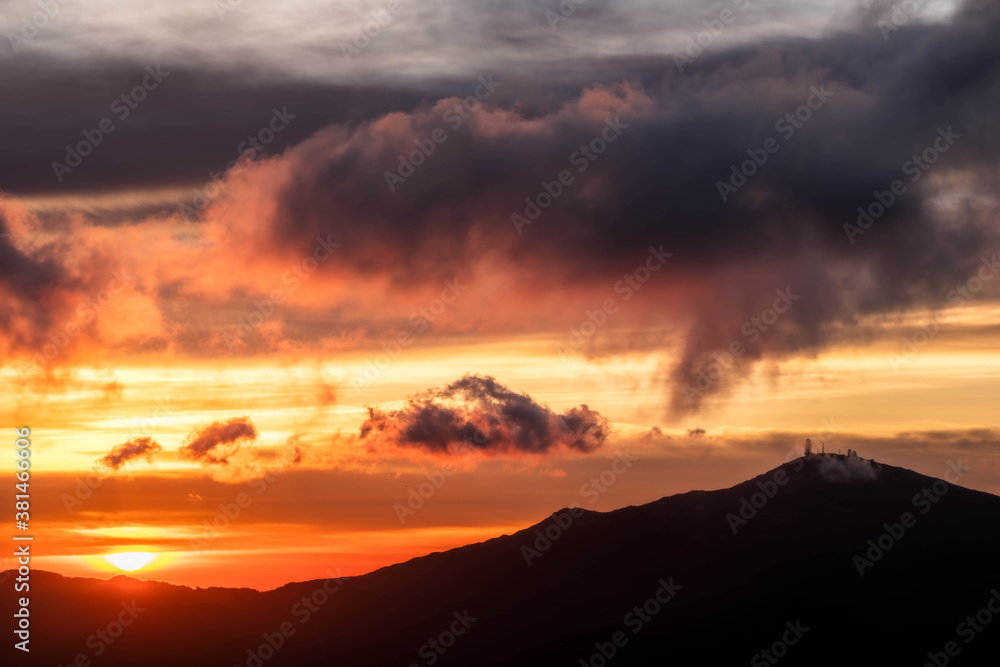 Obraz premium sunset in the mountains