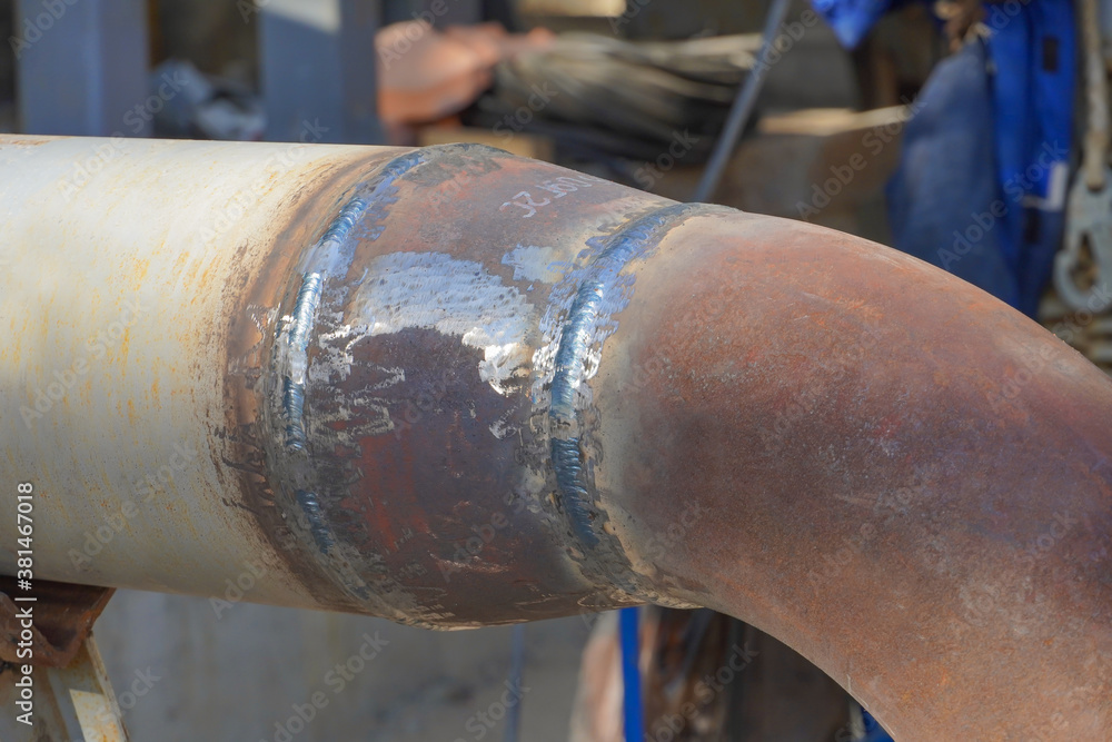 Butt weld. Piping during manual arc welding using an electrode. Installation and welding of industrial pipelines and equipment. Butt weld. Piping during manual arc welding using an electrode. Installation and welding of industrial pipelines and equipment.