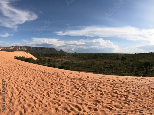 montanha deserto areia calor nuvens paisagem campo isolado deserto Jalapão