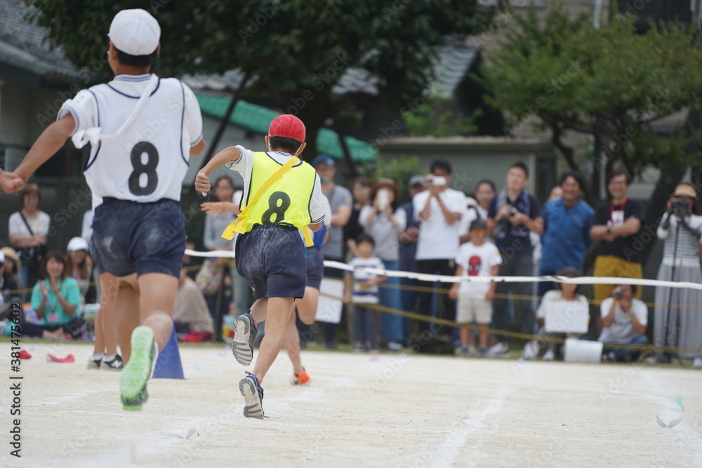 リレーの選手　走る　全速力　バトン　運動会　小学校　タスキ　体育祭