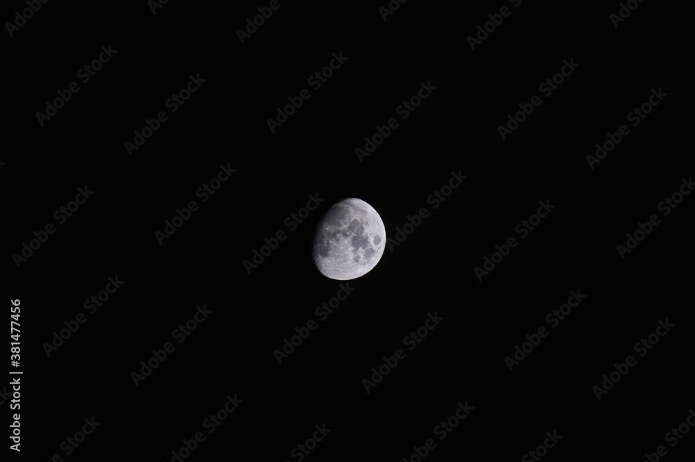 Zunehmender Mond (vor Vollmond) am schwarzen Nachthimmel Zunehmender Mond (vor Vollmond) am schwarzen Nachthimmel