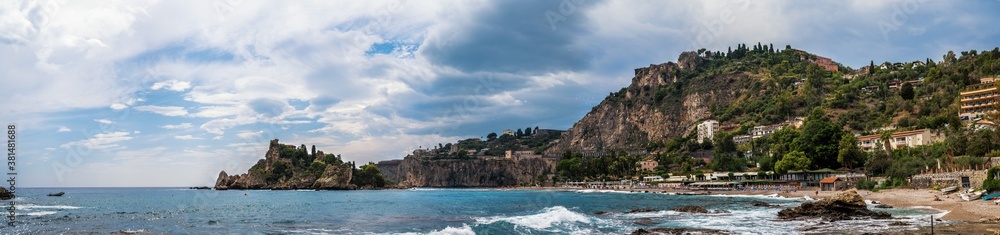 Wunderschönes Panorama der malerischen Badebucht rund um die Insel Isola Bella vor Sizilien