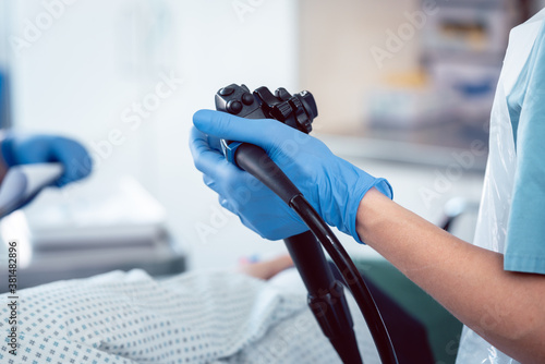 Foto Doctor holding endoscope during colonoscopy