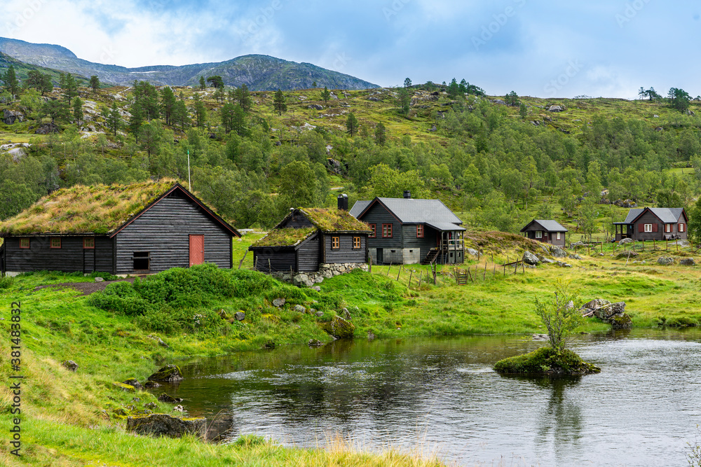 Urlaub in Süd-Norwegen: kleiner Bauernhof / Siedlung am Fluss in der Nähe von Gaularfjellet Urlaub in Süd-Norwegen: kleiner Bauernhof / Siedlung am Fluss in der Nähe von Gaularfjellet