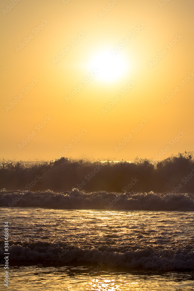 Obraz premium Beautiful sunset over the ocean