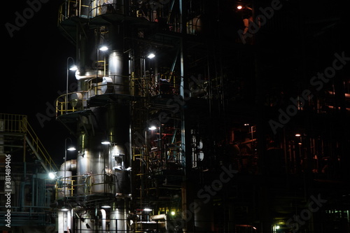 夜の工場 煙突 ライトアップ 工場群 コンビナート 工場夜景