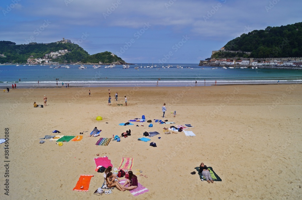 Paisagem da praia La Concha em San Sebastian / Espanha