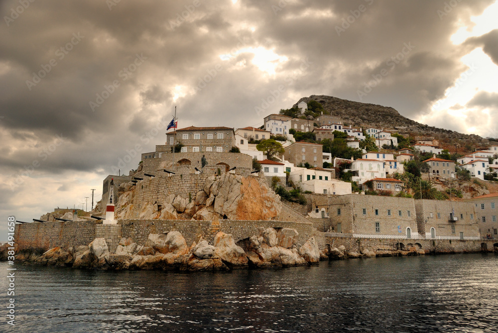 Fototapeta premium Marina i okolice na greckiej wyspie Idra w październiku.