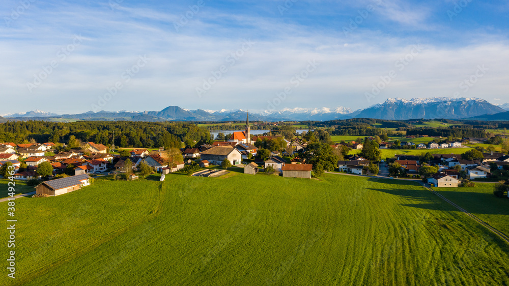 Naklejka premium Bayrisches Dorf im Voralpenland zu Sonnenuntergang