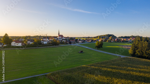 Bayrisches Dorf im Voralpenland zu Sonnenuntergang