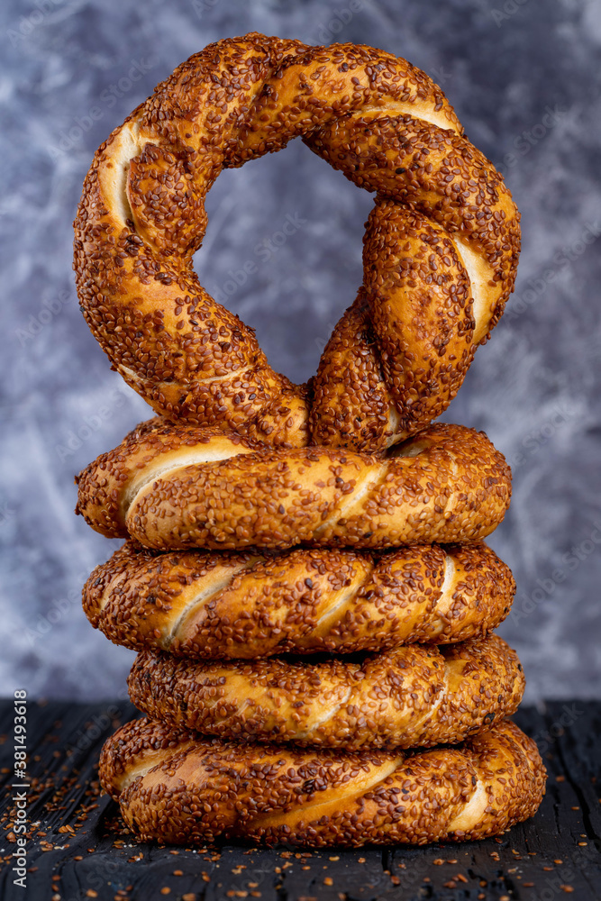 Naklejka premium Bagel with sesame on black background