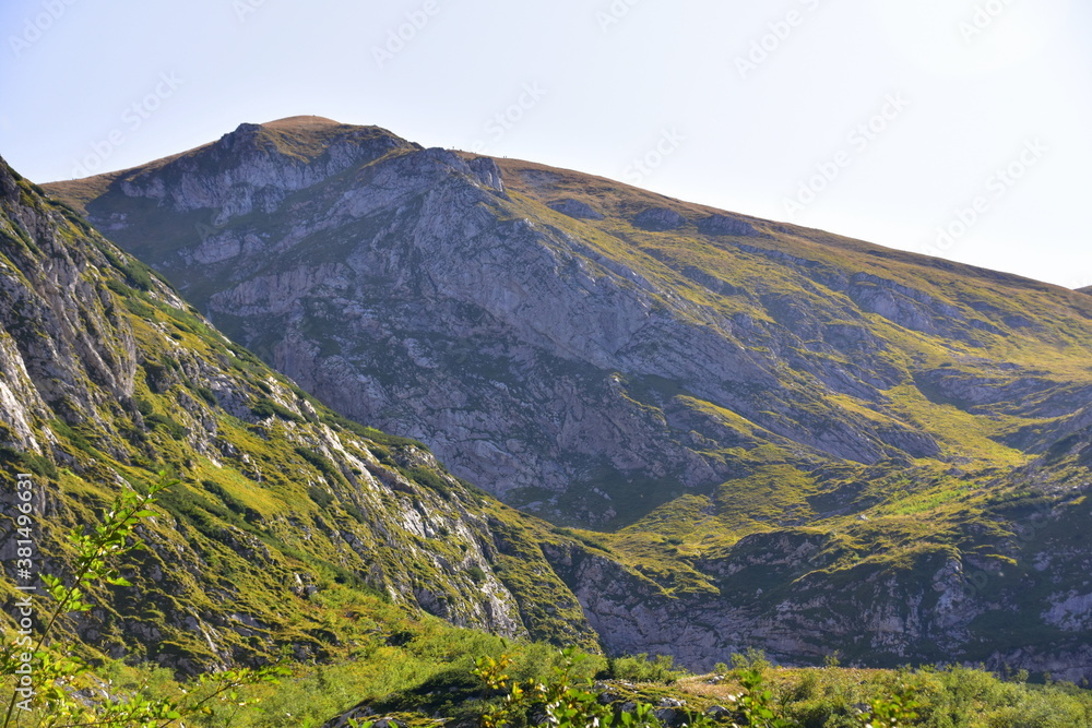 Fototapeta premium Kopa Kondracka i Wyżnia Kondracka Przełęcz, Tatry Zachodnie jesiennie