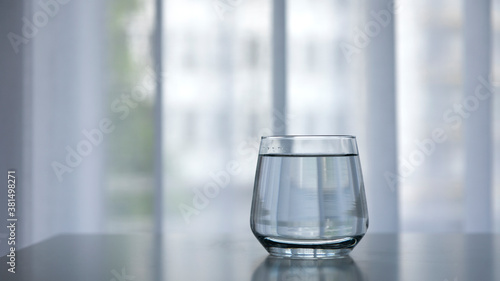 Glas, Wasser, voll