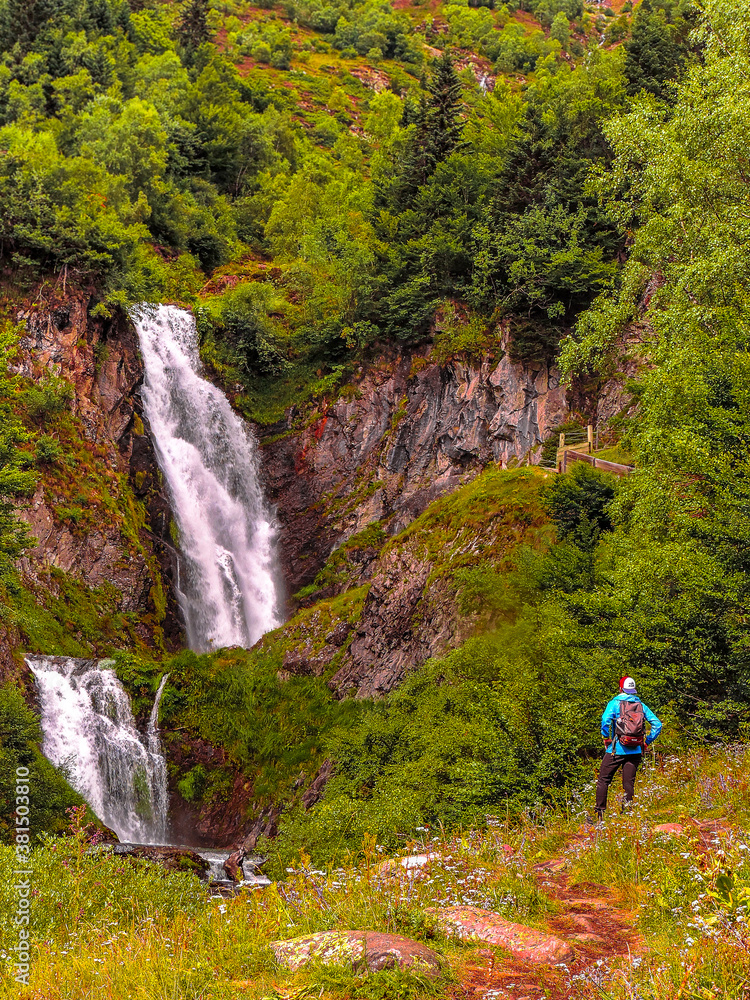 Joven observando un hermoso paisaje en los pirineos catalanes.
Young man observing a beautiful landscape in the Catalan Pyrenees.
