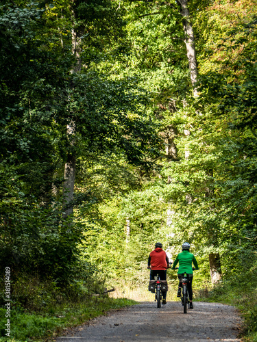 Radfahrer auf Waldweg