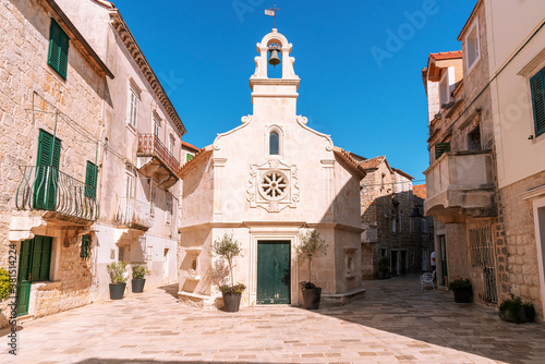 Foto St. John's square in Jelsa town, Hvar island, Croatia.
