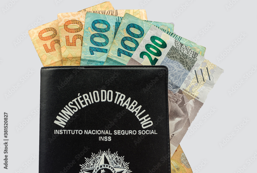 Obraz premium new note of two hundred Brazilian reais with some parts in focus and a blurred part on top of the flag of Brazil