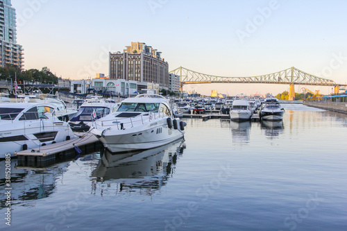 Foto sunset view of old port harbor of Montreal