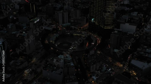 Vista aérea sobre la Glorieta de Insurgentes durante la noche con muchos carros circulando en la hora pico.  photo