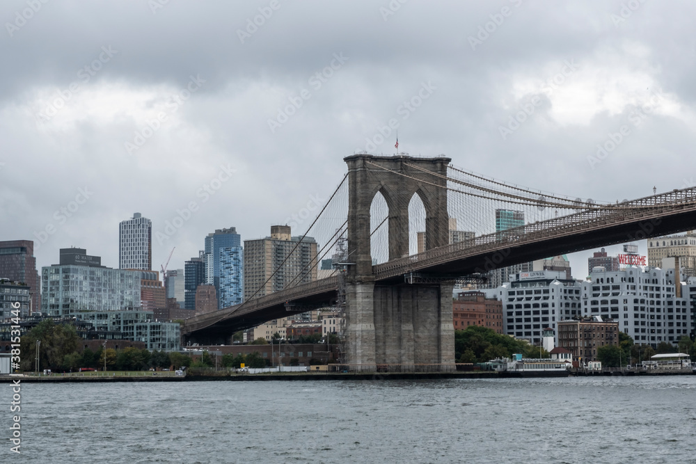 Obraz premium Brooklyn Bridge at sight 