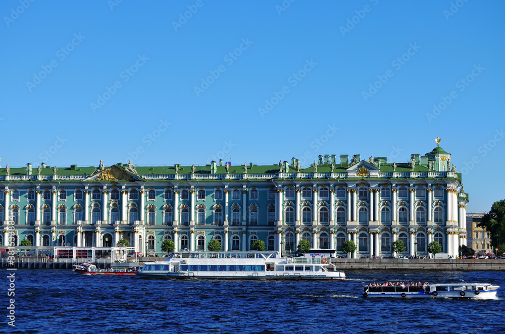 St. Petersburg tours by carriage sail past the Winter Palace and the Hermitage in sunny summer weather, a trip to historic St. Petersburg