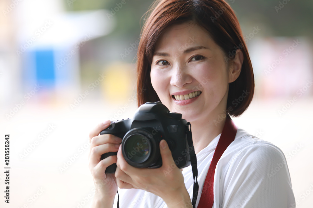 写真を撮る女性 写真を撮る女性