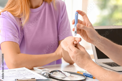 Diabetic woman visiting doc...