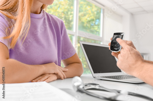 Diabetic woman visiting doc...